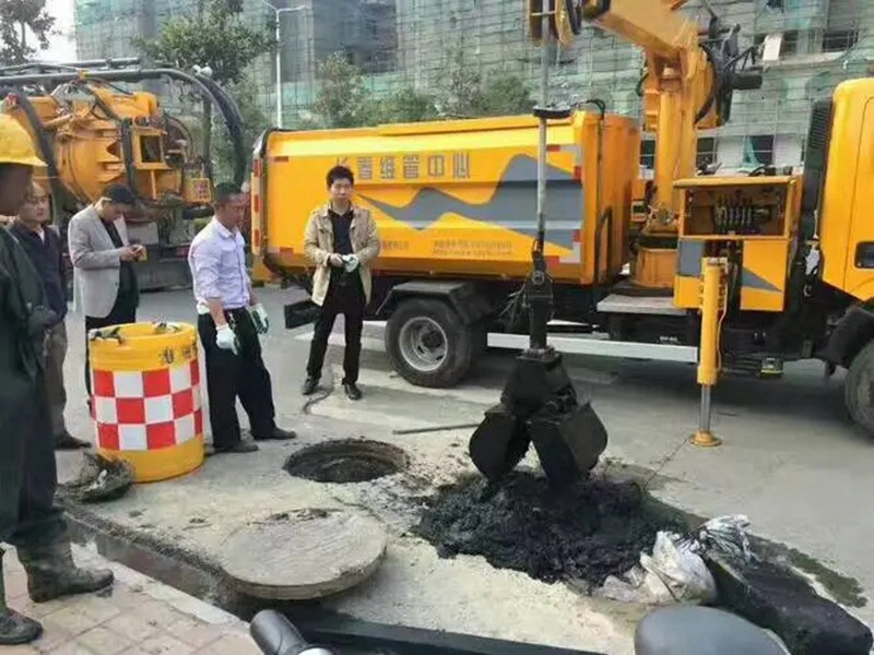 秦都街道：网格员化身“清道夫”，为民解忧疏通“堵心”化粪池