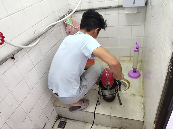 秦都肥皂掉到马桶里把马桶堵住了怎么办？马桶堵住了怎么办