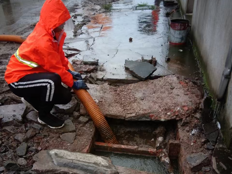 秦都专业清理污水池 炜誉市政以规范流程守护城市 “肠道”