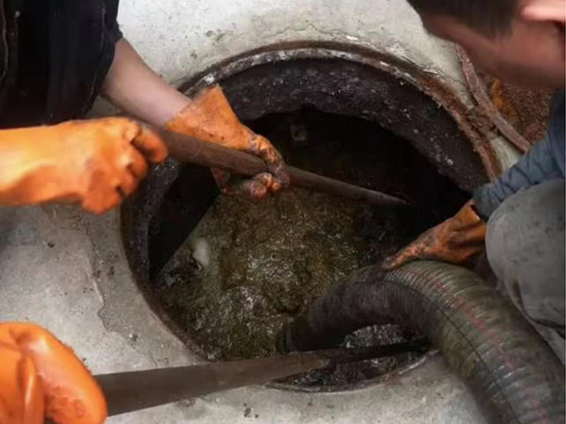 秦都清理化粪池时如何避免沼气的危害？